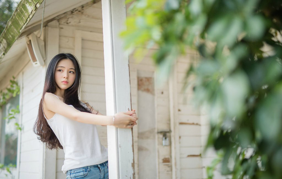 在这城市里,我相信一定会有那麼一个人,想著同样的事情,怀著相似的频率,在某站寂寞的出口,安排好了与我相遇